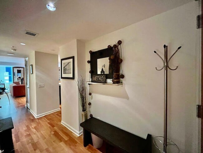 Building Photo - Rare luxury downtown condo w/parking, pool, hot tub and roof deck w/Bay Bridge Views!