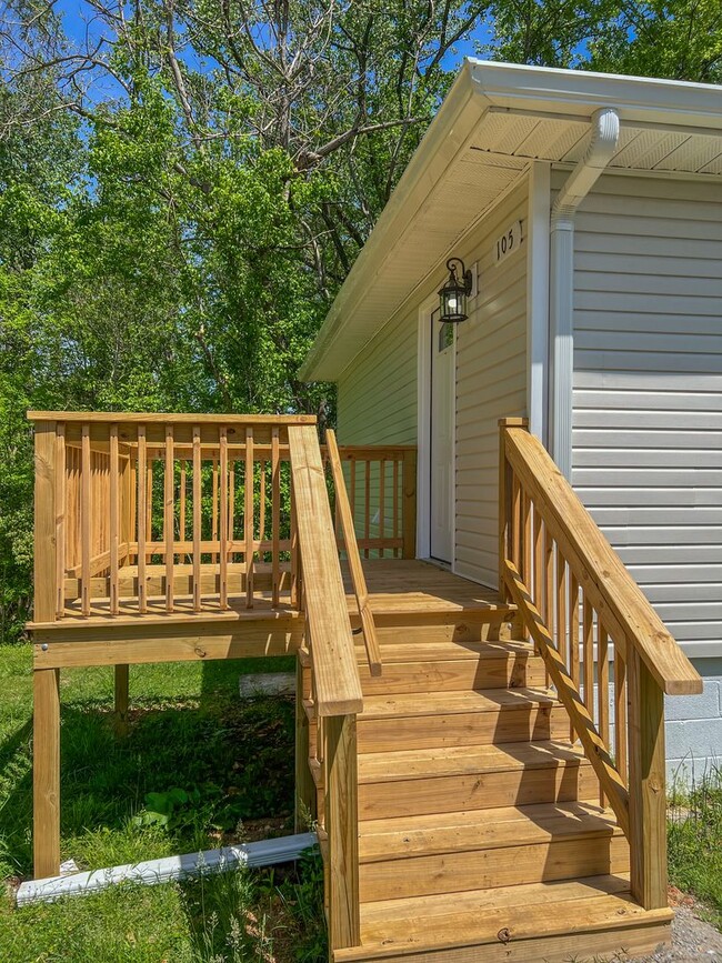 Building Photo - Renovated 2 Bed, 2 Bath Home Off Madison S...