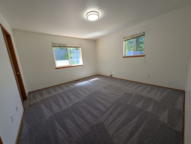 Building Photo - MUST SEE!! Spacious 2 Bedroom Duplex Close...