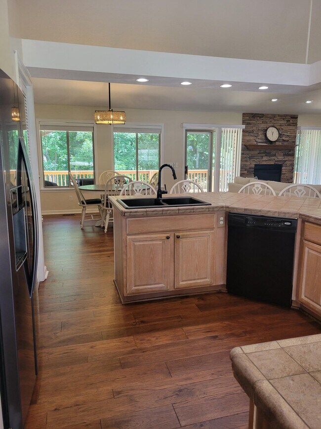 Building Photo - 456 Snead Dr
