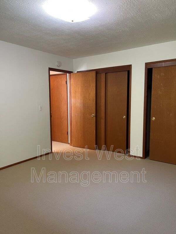 Building Photo - 5916 NW Bernie Dr