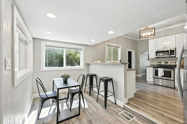 Building Photo - Beautifully Renovated Home with Modern Com...