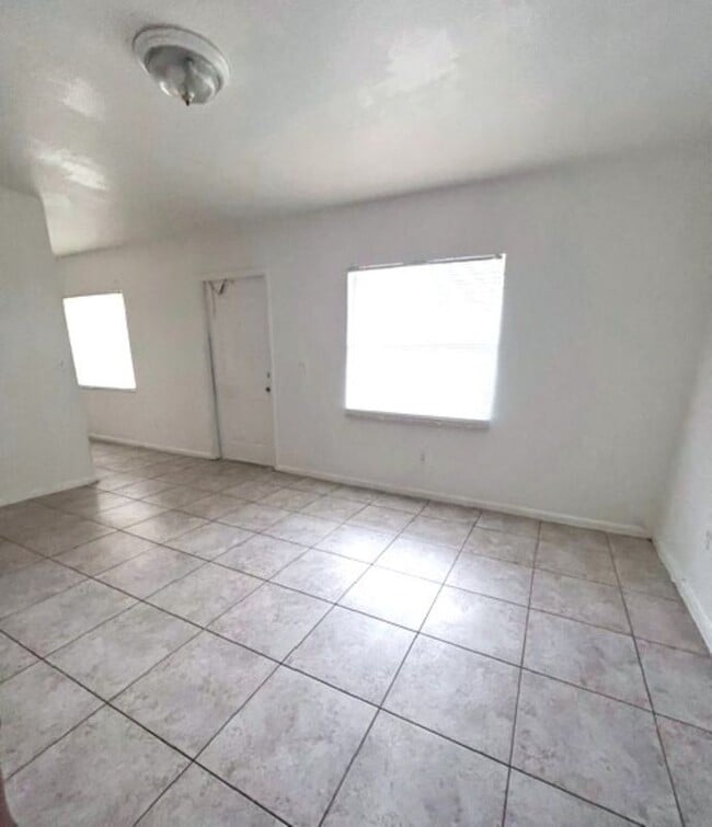 Building Photo - 4039 NW 31st Ave