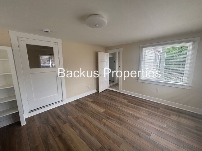 Building Photo - Three bedroom cottage less tha two blocks ...