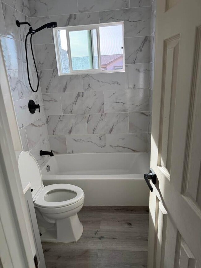 Building Photo - 2122 E 11th St