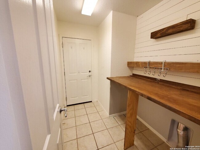 Building Photo - 555 Planters Pass