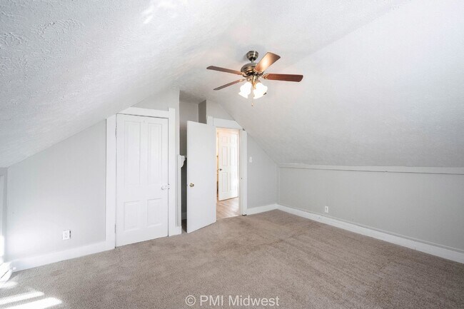 Building Photo - Charming 1-Bedroom Duplex with Modern Amenities in Mooresville!