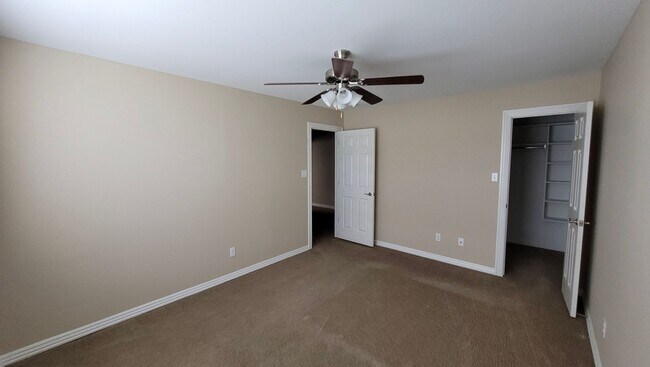 Building Photo - Spacious Townhouse located in Chaffee Cros...