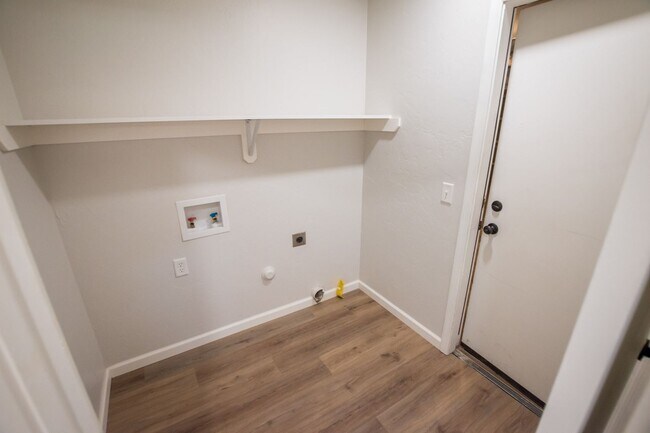 Building Photo - 4 Bedroom, 2 Bath, Split Floor Plan, 2 Car Garage, Central A/C