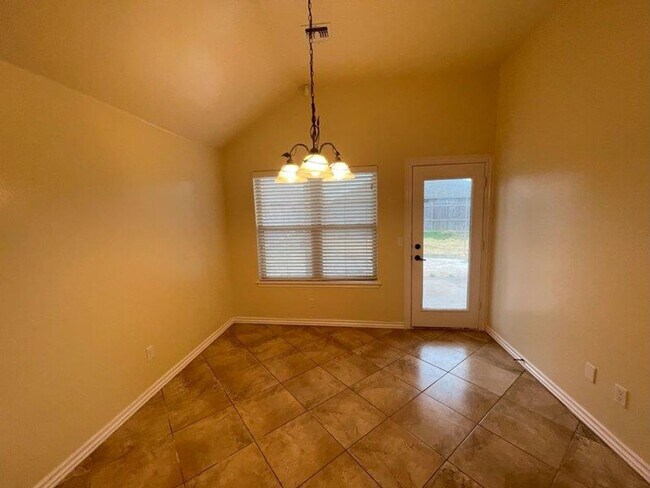 Building Photo - 3 bed plus office with storm shelter in Moore Schools!