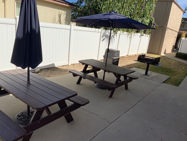 Building Photo - Gorgeous 1 Bedroom