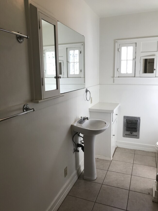 Building Photo - WOOD STREET BEAUTY!!!