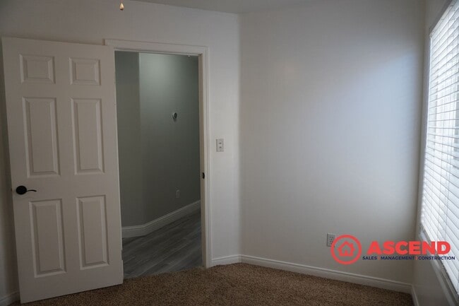 Building Photo - Gorgeous home located in the Northeast!
