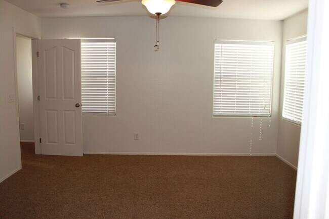 Building Photo - Beautiful 4 Bedroom in Lyons Gate!