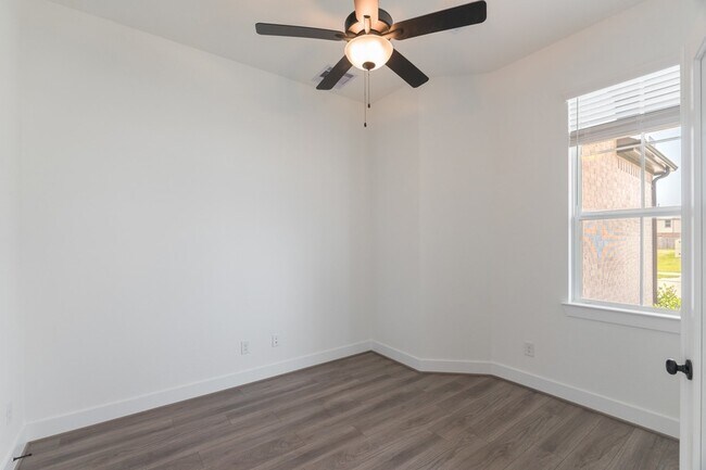 Building Photo - 10726 Pine Pink