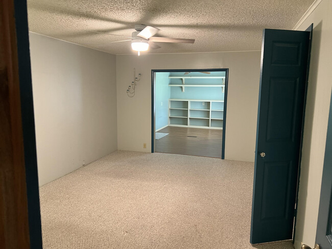 Building Photo - 2315 Coconut Palm Dr