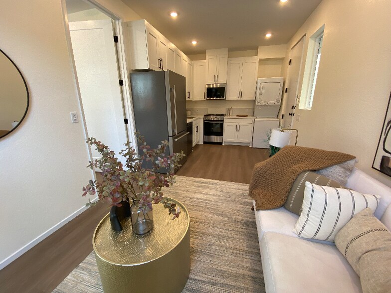 Building Photo - 3042-3044 J St