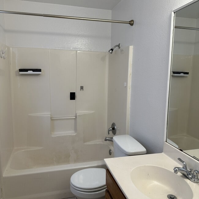 Building Photo - 1704 Lovingood Dr
