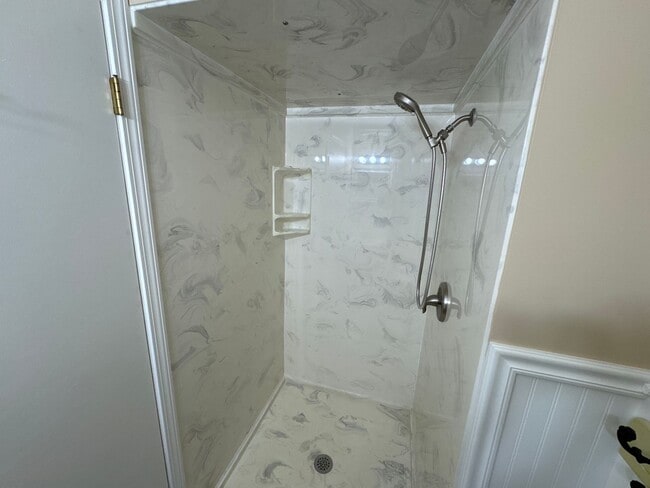 Building Photo - 4 Bedroom 3 Baths Southeast!  $2395