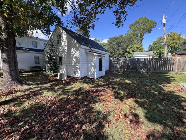 Building Photo - 1105 W Rock Spring Rd