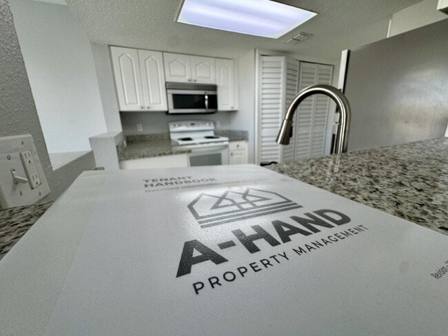 Building Photo - Contemporary Townhome for Rent in Davenpor...