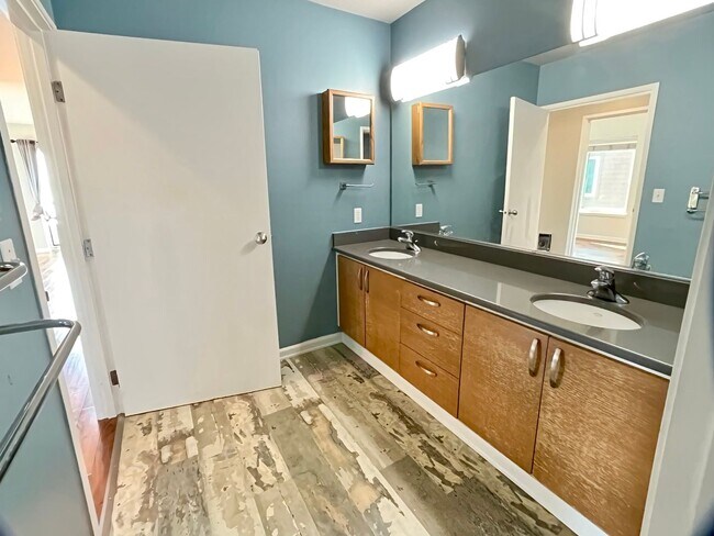 Building Photo - 2 bed/1bath Belltown full waterfront view ...