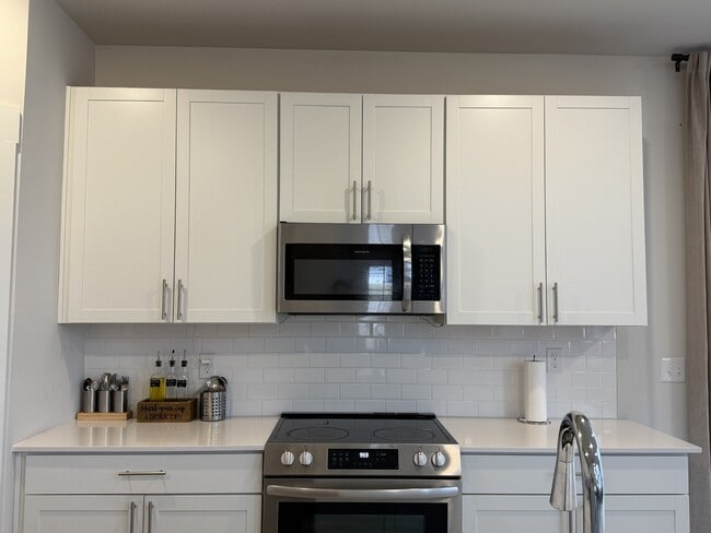 Building Photo - 213 Tartan Dr