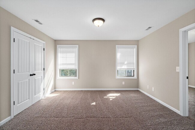 Building Photo - Pet Friendly Four Bedroom!