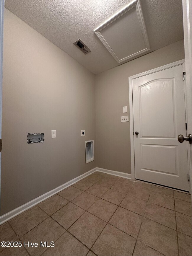 Building Photo - 159 Cavalier Dr