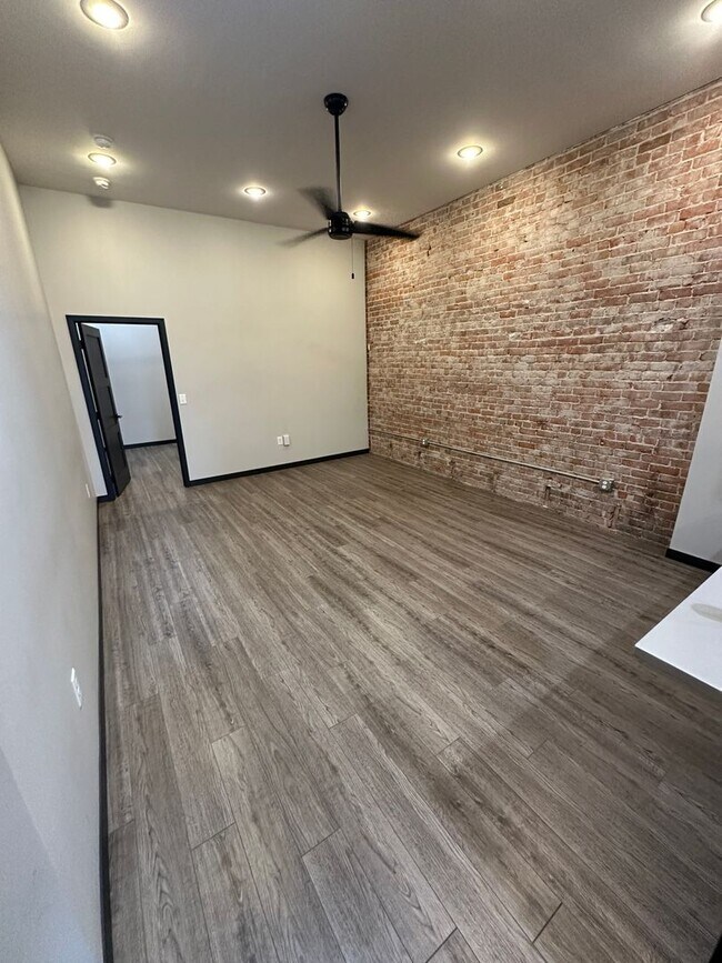 Building Photo - 409 W Norfolk Ave