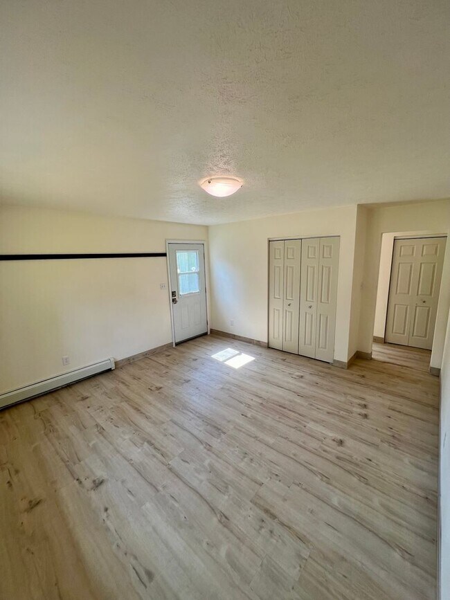 Building Photo - 3 Bedroom Home / 2-Car Garage / No Pets