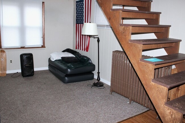 Building Photo - 967-971 Ch - student