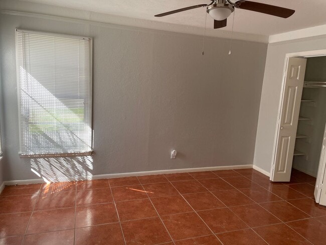 Building Photo - Cozy Home with good yard