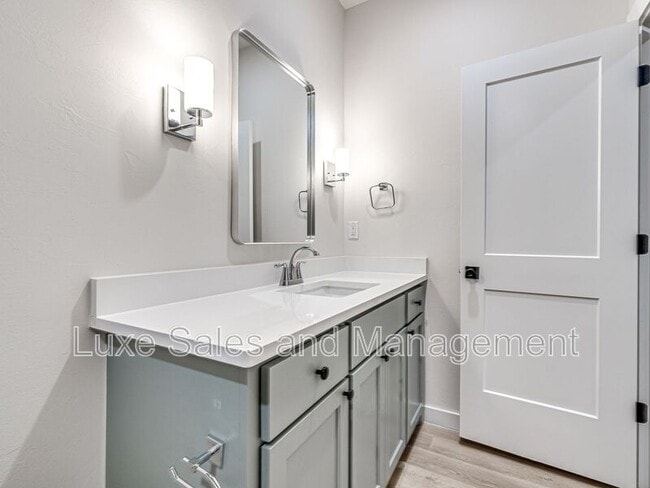 Building Photo - 612 W 2nd St