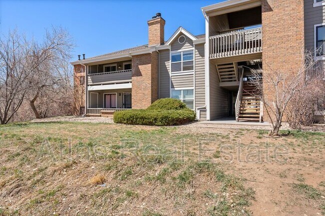 Building Photo - 12024 W Cross Dr