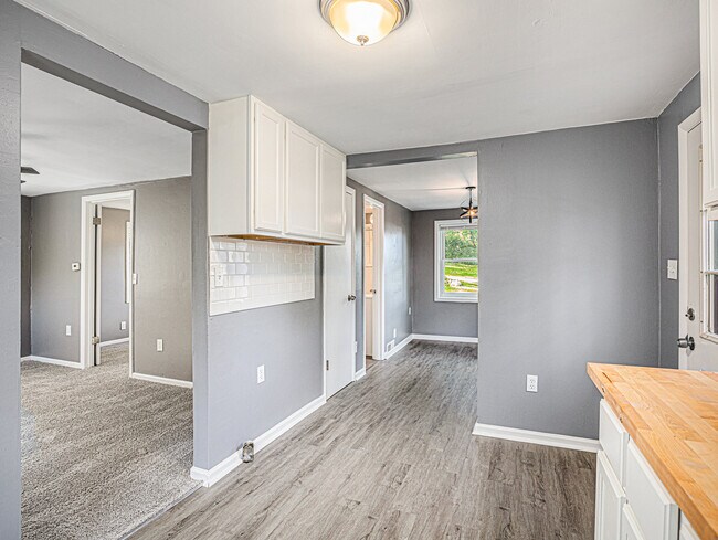 Building Photo - 5102 NE 47th Terrace