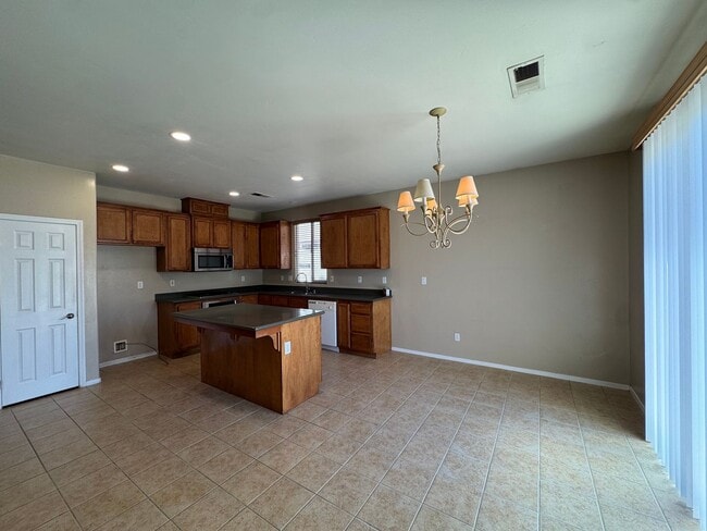 Building Photo - NW Bakersfield home!