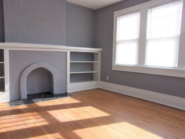 Building Photo - 1 BED 1 BATH 1 CAR DETACHED GARAGE CRESTWO...