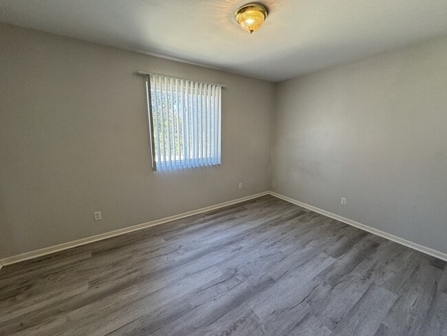 Building Photo - 398 W Ash Dr