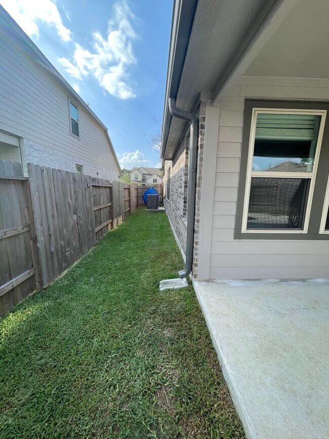 Building Photo - 16152 Dockside St