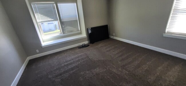 Building Photo - 4 Bed 2.5 Bath - NW Redmond