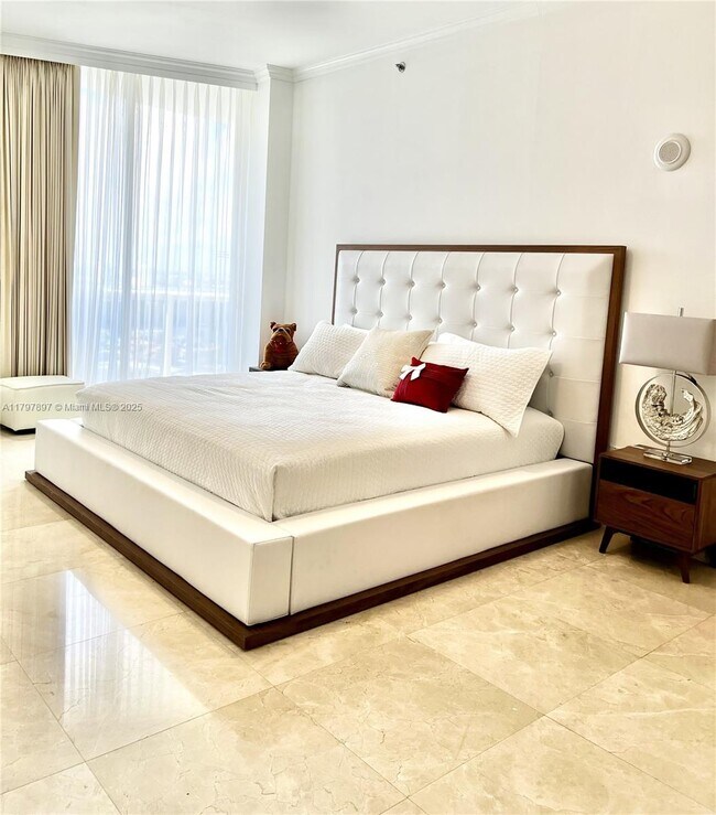 Building Photo - 15901 Collins Ave