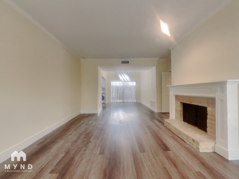 Building Photo - 2100 Tanglewilde St