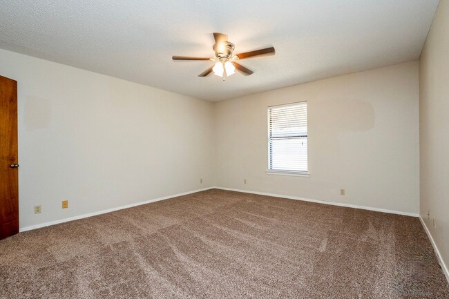 Building Photo - Immaculate 2 Bed, 2 Bath w/Loft Space!