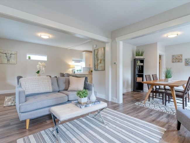 Building Photo - Beautifully remodeled corner lot Roosevelt Home