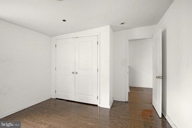 Building Photo - 1631 W Girard Ave