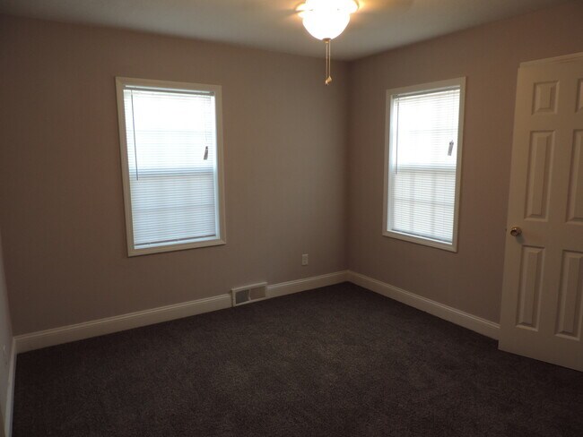 Building Photo - Cute Little Home