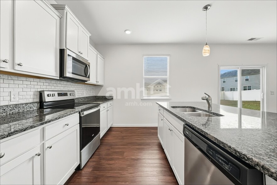Building Photo - 203 Bushwood Dr