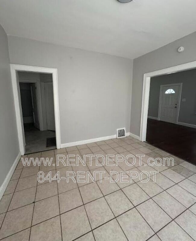 Building Photo - 416 E Riverside Dr