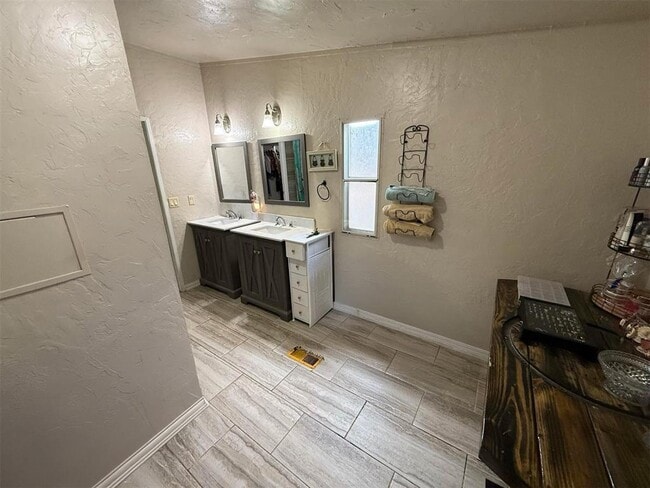 Building Photo - 20613 E County Rd 156